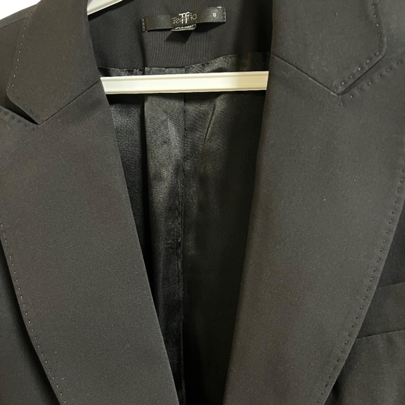 Teenflo: Unisex Black Blazer - Picture 2 of 3